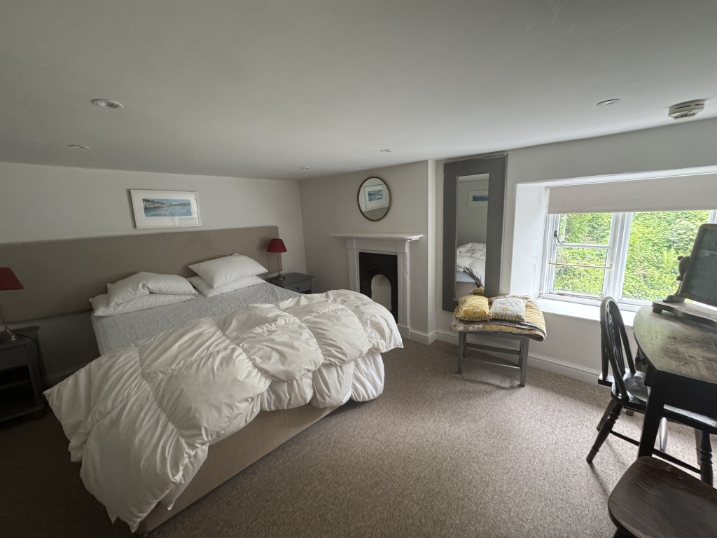 Lot: 10 - FREEHOLD PUBLIC HOUSE OVERLOOKING THE FOWEY ESTUARY WITH NINE EN-SUITE LETTING ROOMS - Guest bedroom three